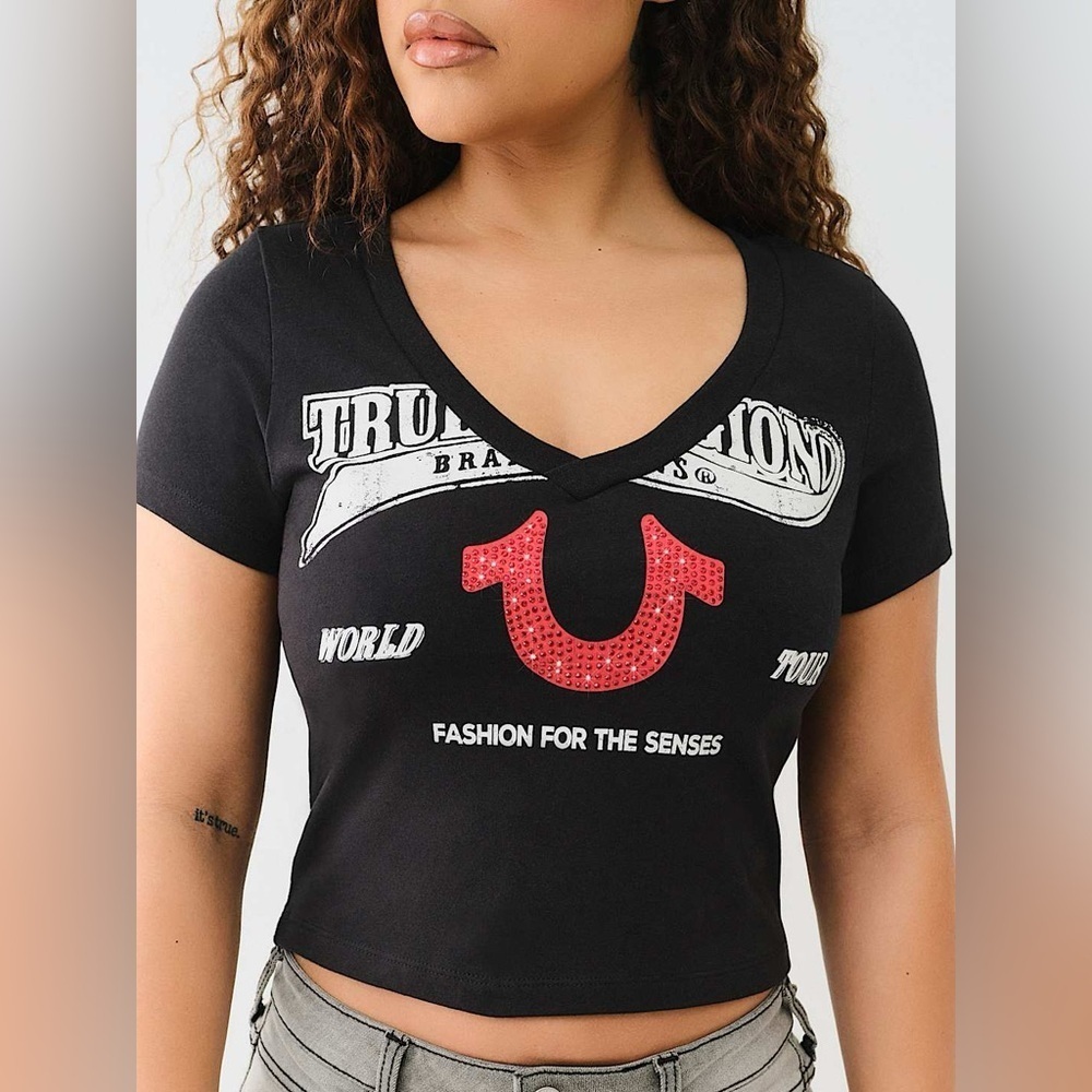 True Religion CRYSTAL HORSESHOE V NECK BABY TEE - Sz S NWT